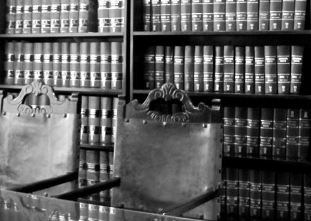 Sillones de cuero frente a la biblioteca del Estudio