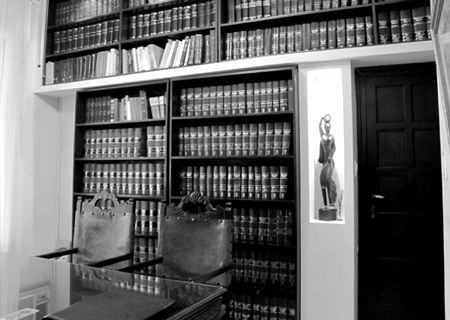 Biblioteca jurídica con sillones de cuero
